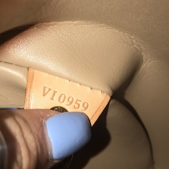 Louis Vuitton Vernis Barrel bag w/ LV logo. - Picture 2 of 7